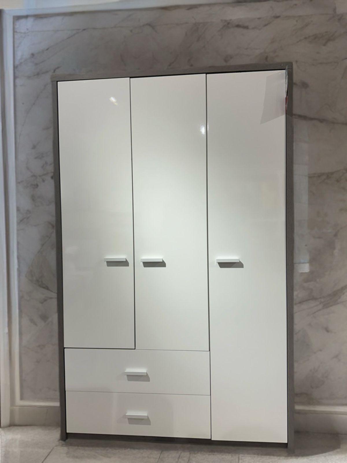 Lemari Pakaian 3 Pintu “Urban Gloss” – Desain Modern & Fungsional