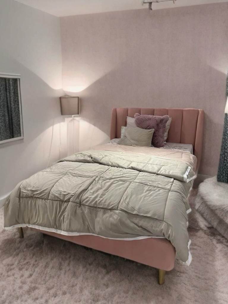 Tempat Tidur “Blush Dream” – Elegan, Lembut & Nyaman