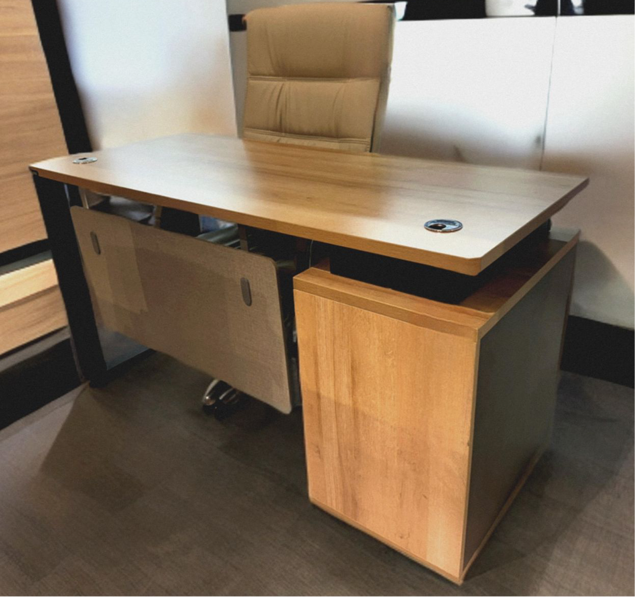 Meja Kantor Eksekutif Minimalis – Finishing Kayu Natural