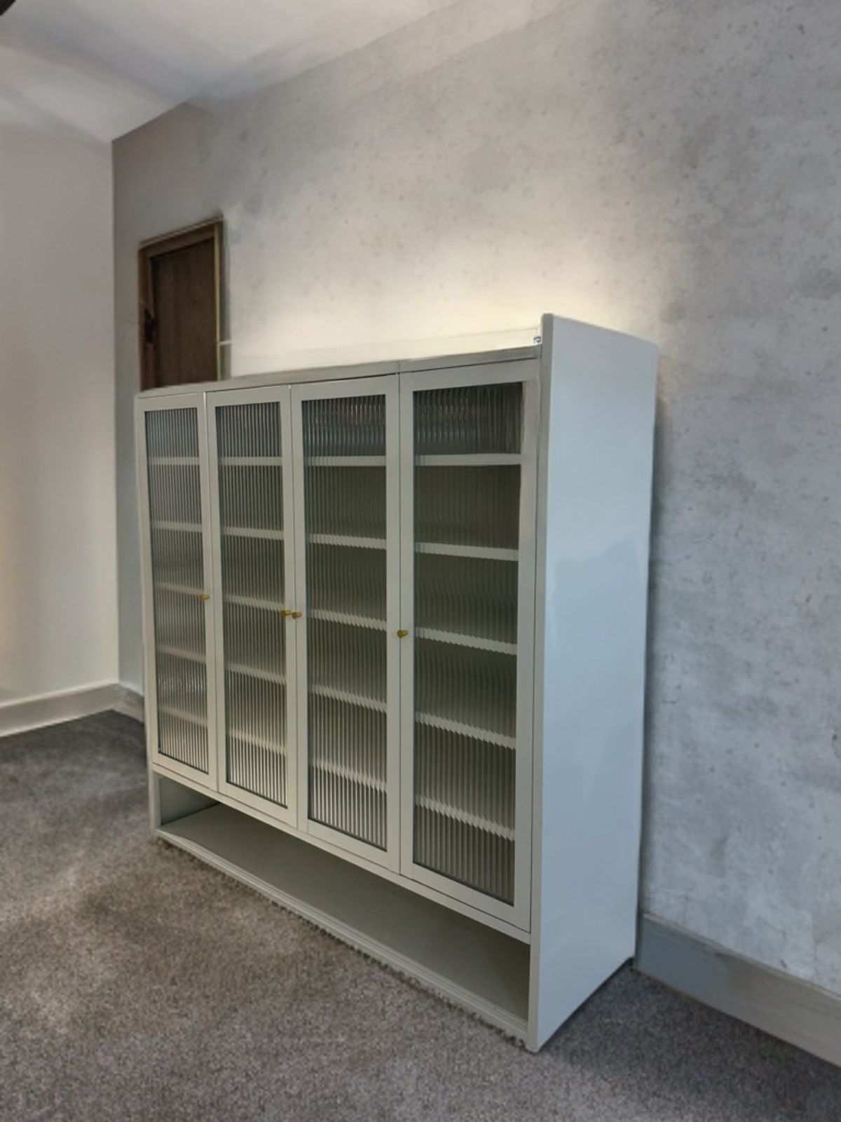 Lemari Kabinet Kaca “Linéa Glass” – Minimalis Elegan & Multifungsi