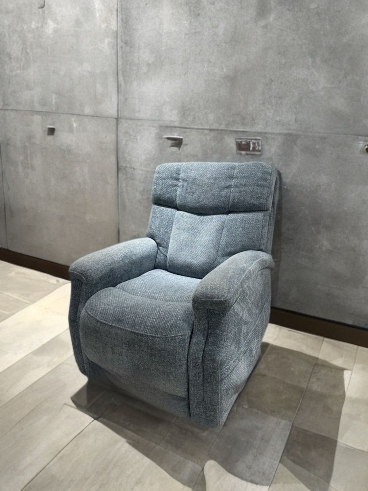 Kursi Recliner “CloudRest” – Nyaman, Stylish, dan Siap Menemani Waktu Santai Anda